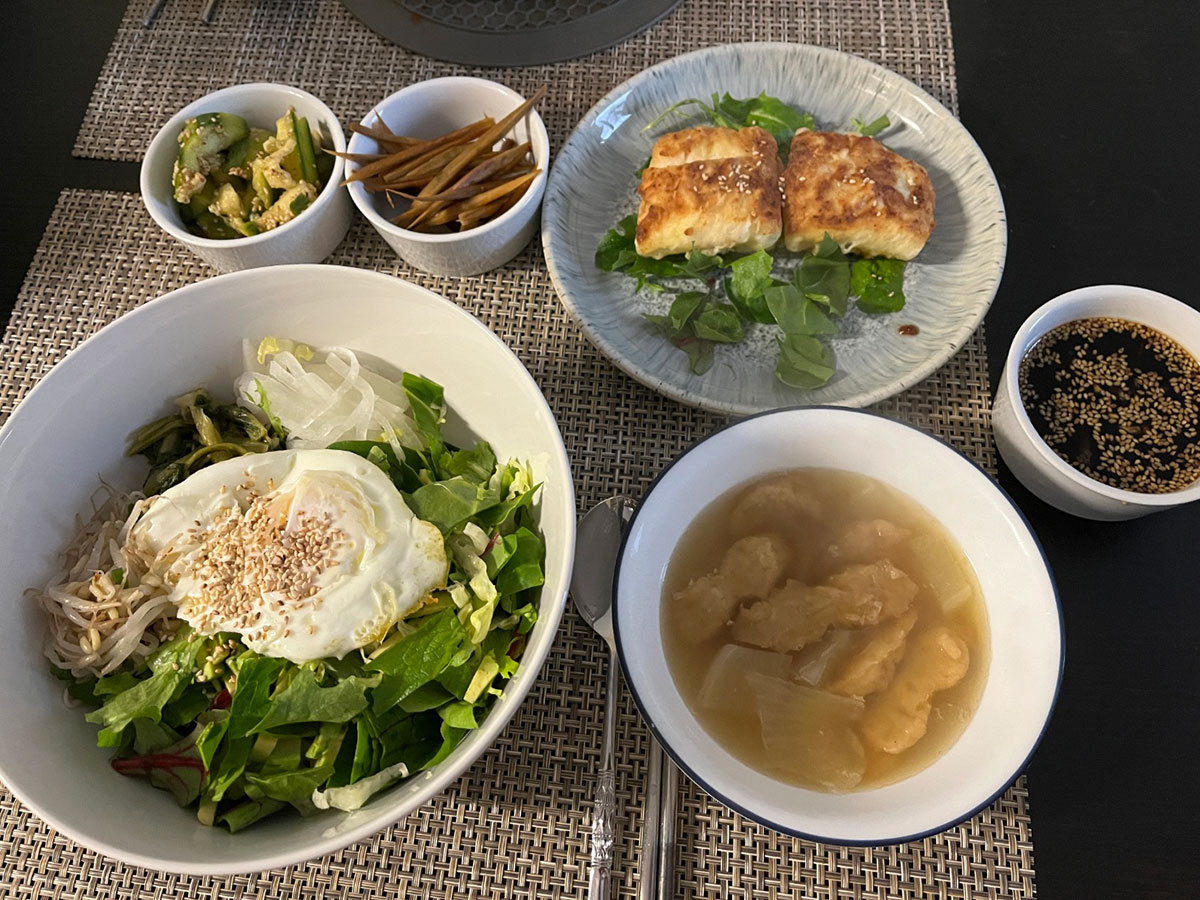 산후조리 한 끼: 계란 올린 채소 비빔, 담백한 생선요리, 장아찌와 채소 반찬, 맑은 국
