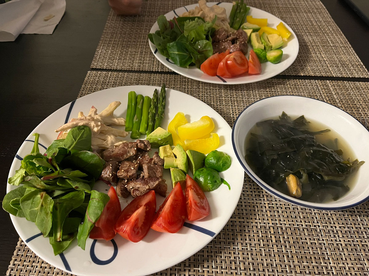 소고기·채소 플레이트와 미역국: 단백질과 비타민을 균형 있게 제공