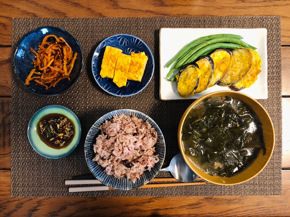 현미밥, 계란말이, 각종 나물, 미역국으로 구성된 전통 한식 산후조리상