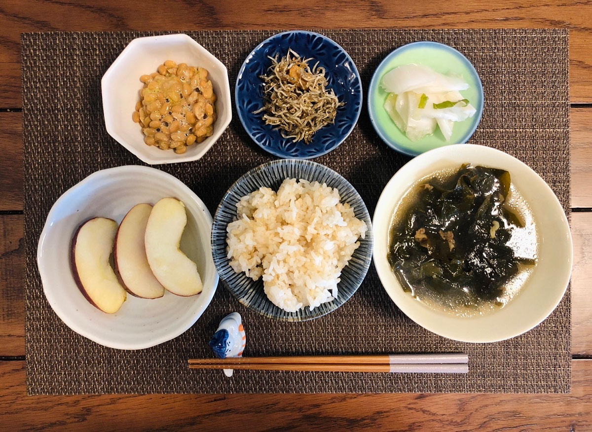 현미밥과 미역국, 사과, 멸치볶음, 나또 등을 곁들인 담백한 산모 식단