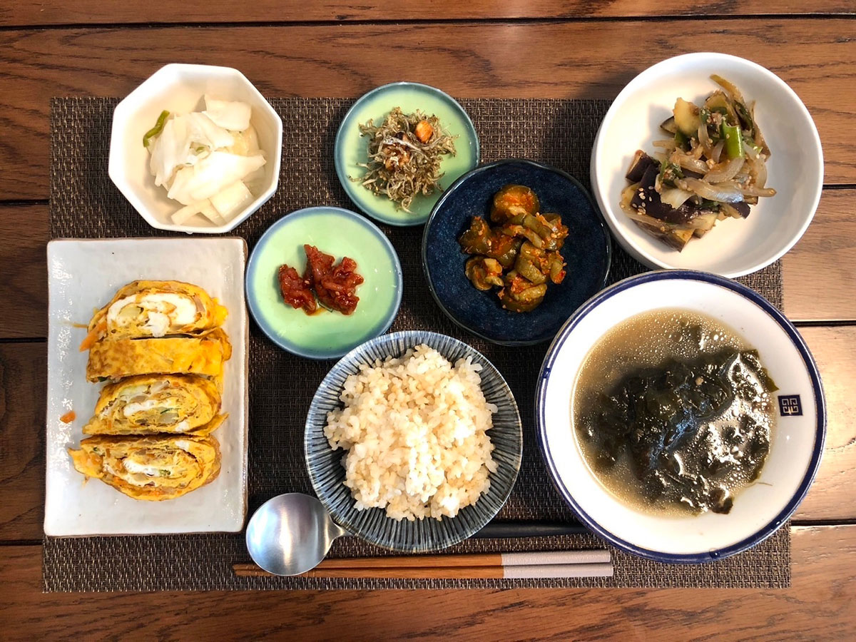 잡곡밥, 미역국, 가지전·두부전, 계란말이, 무침 반찬으로 구성